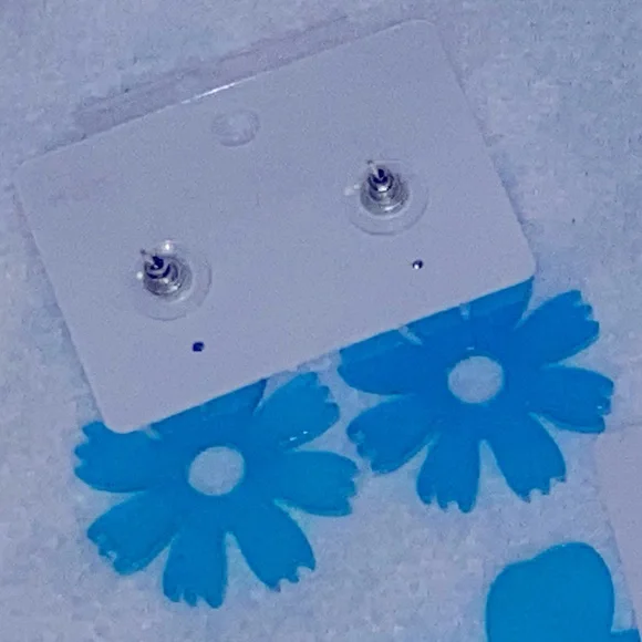 New Fun Blueish Floral Statement Earrings- Color Changes w/Lighting & Clothing🩵 - Picture 8 of 8